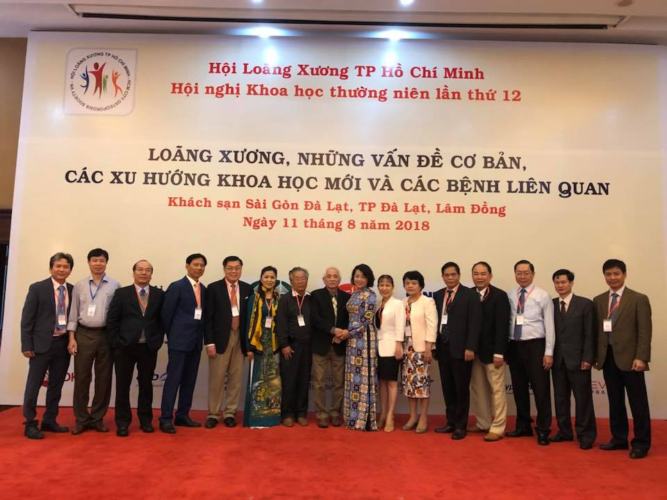 Ban tổ chức và khách mời chụp ảnh lưu niệm tại hội nghị. Từ trái qua phải là ThS.BS. Huỳnh Văn Khoa , TS.BS. Nguyễn Văn Hùng, GS. Võ Tam, GS. Nguyễn Hải Thủy, GS. Nguyễn Văn Tuấn, PGS.TS. Lê Anh Thư, PGS.TS. Trương Văn Việt, GS. Trần Ngọc Ân, BS CKII. Huỳnh Phan Phúc Linh, BS CKII. Hồ Phạm Thục Lan, PGS.TS. Vũ Thị Thanh Thủy, PGS.TS. Vũ Đình Hùng, TS.BS. Phạm Việt Thanh, GS. Nguyễn Tấn Bỉnh, PGS.TS. Nguyễn Đình Khoa, PGS. TS. Đỗ Phước Hùng.